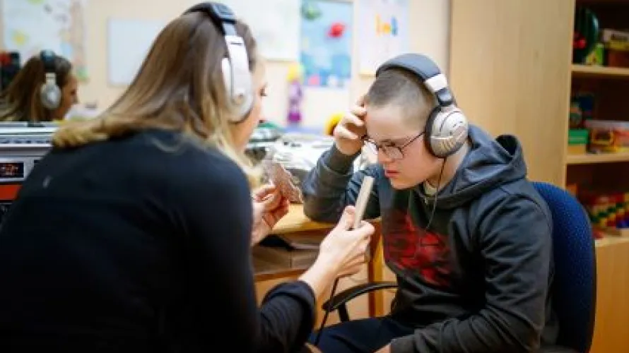 Speech language pathologist with young boy